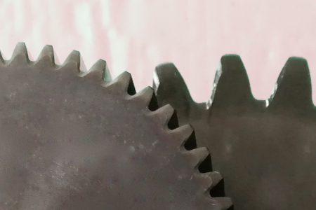 Size comparison of teeth of module 1.5 (left) and module 4 (right)